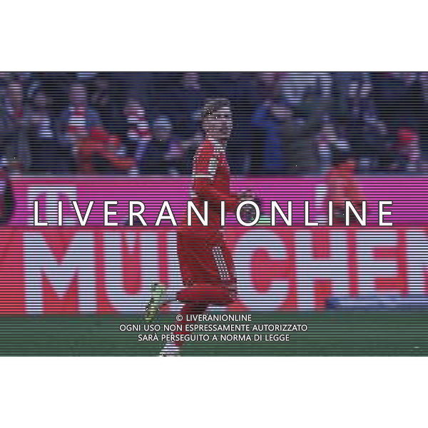 Lennart Karl #42 (FC Bayern Muenchen) jubelt nach seinem Treffer zum 1:2, FC Bayern Muenchen vs. SC Freiburg, Fussball, Bundesliga, DFL, Saison 2025/2026, Hinrunde, 22.11.2025 DFB regulations prohibit any use of photographs as image sequences and/or quasi-video / action press AG KARMAPRESS-AG ALDO LIVERANI SAS