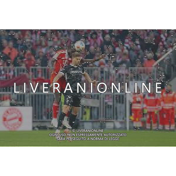 Dayot Upamecano #2 (FC Bayern Muenchen), Kopfball im Zweikampf mit Lucas Hoeler #9 (SC Freiburg), FC Bayern Muenchen - SC Freiburg, Fussball, Bundesliga, 11. Spieltag, 22.11.2025 DFB regulations prohibit any use of photographs as image sequences and/or quasi-video / action press AG KARMAPRESS-AG ALDO LIVERANI SAS