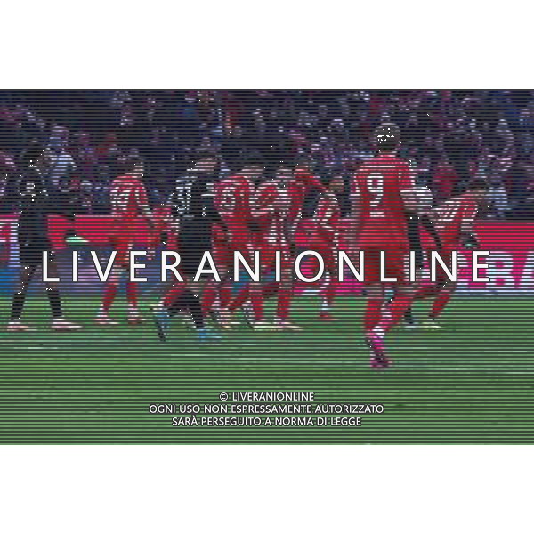 Torjubel der Mannschaft (FC Bayern Muenchen) nach dem 2:2 durch Michael Olise #17 (FC Bayern Muenchen), FC Bayern Muenchen vs. SC Freiburg, Fussball, Bundesliga, DFL, Saison 2025/2026, Hinrunde, 22.11.2025 DFB regulations prohibit any use of photographs as image sequences and/or quasi-video / action press AG KARMAPRESS-AG ALDO LIVERANI SAS