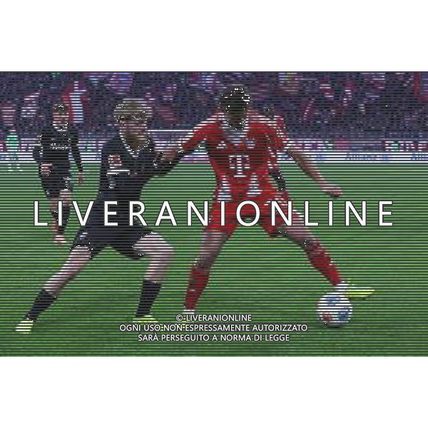 Jan-Niklas Beste #19 (SC Freiburg), links, und Tom Bischof #20 (FC Bayern Muenchen) im Zweikampf, Aktion, FC Bayern Muenchen vs. SC Freiburg, Fussball, Bundesliga, DFL, Saison 2025/2026, Hinrunde, 22.11.2025 DFB regulations prohibit any use of photographs as image sequences and/or quasi-video / action press AG KARMAPRESS-AG ALDO LIVERANI SAS