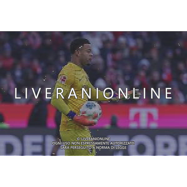 Noah Atubolu #1 (SC Freiburg) in Aktion, FC Bayern Muenchen vs. SC Freiburg, Fussball, Bundesliga, DFL, Saison 2025/2026, Hinrunde, 22.11.2025 DFB regulations prohibit any use of photographs as image sequences and/or quasi-video / action press AG KARMAPRESS-AG ALDO LIVERANI SAS