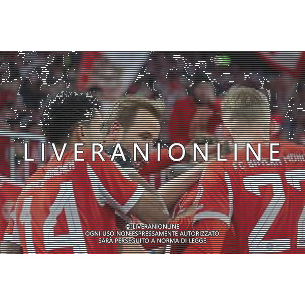 Torjubel zum 3:2, Luis Diaz #14 (FC Bayern Muenchen), Harry Kane #9 (FC Bayern Muenchen), FC Bayern Muenchen - SC Freiburg, Fussball, Bundesliga, 11. Spieltag, 22.11.2025 DFB regulations prohibit any use of photographs as image sequences and/or quasi-video / action press AG KARMAPRESS-AG ALDO LIVERANI SAS