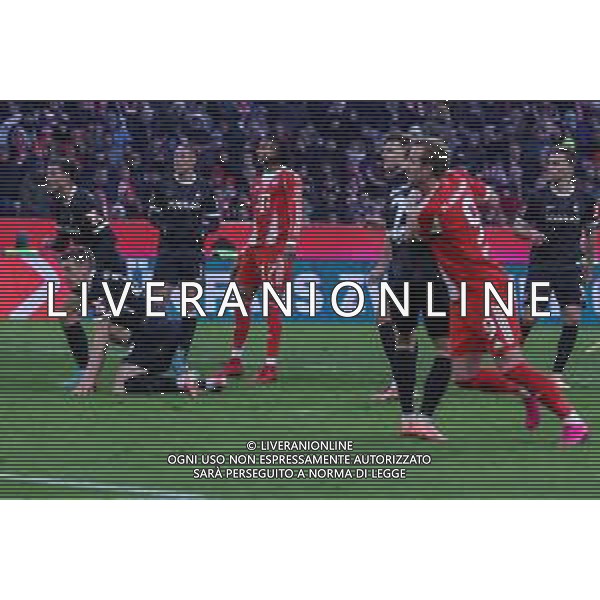 Michael Olise #17 (FC Bayern Muenchen) schaut seinem Schuss hinterher, der zum 2:2 fuehrt, FC Bayern Muenchen vs. SC Freiburg, Fussball, Bundesliga, DFL, Saison 2025/2026, Hinrunde, 22.11.2025 DFB regulations prohibit any use of photographs as image sequences and/or quasi-video / action press AG KARMAPRESS-AG ALDO LIVERANI SAS