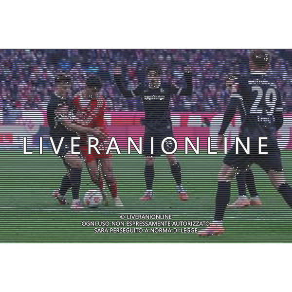 Alexandar Pavlovic #45 (FC Bayern Muenchen) im Zweikampf, FC Bayern Muenchen vs. SC Freiburg, Fussball, Bundesliga, DFL, Saison 2025/2026, Hinrunde, 22.11.2025 DFB regulations prohibit any use of photographs as image sequences and/or quasi-video / action press AG KARMAPRESS-AG ALDO LIVERANI SAS