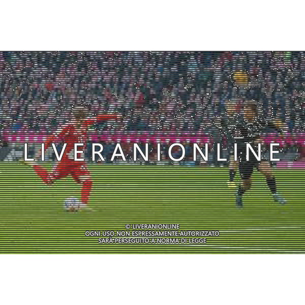 Torschuss durch Karl Lennart #42 (FC Bayern Muenchen), FC Bayern Muenchen - SC Freiburg, Fussball, Bundesliga, 11. Spieltag, 22.11.2025 DFB regulations prohibit any use of photographs as image sequences and/or quasi-video / action press AG KARMAPRESS-AG ALDO LIVERANI SAS