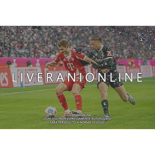 Josip Stanisic #44 (FC Bayern Muenchen) im Zweikampf mit Derry Scherhant #7 (SC Freiburg), FC Bayern Muenchen - SC Freiburg, Fussball, Bundesliga, 11. Spieltag, 22.11.2025 DFB regulations prohibit any use of photographs as image sequences and/or quasi-video / action press AG KARMAPRESS-AG ALDO LIVERANI SAS