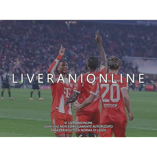 Michael Olise #17 (FC Bayern Muenchen) und Dayot Upamecano #2 (FC Bayern Muenchen) mit einem Gruss nach oben, Jubel zum 3:2, FC Bayern Muenchen vs. SC Freiburg, Fussball, Bundesliga, DFL, Saison 2025/2026, Hinrunde, 22.11.2025 DFB regulations prohibit any use of photographs as image sequences and/or quasi-video / action press AG KARMAPRESS-AG ALDO LIVERANI SAS