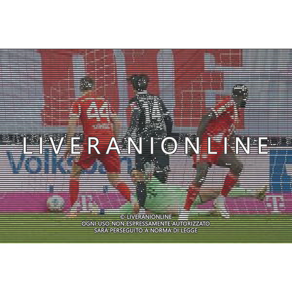 Manuel Neuer #1 (FC Bayern Muenchen)kann nicht halten, 0:1, Torschuetze Yuito Suzuki #14 (SC Freiburg), FC Bayern Muenchen - SC Freiburg, Fussball, Bundesliga, 11. Spieltag, 22.11.2025 DFB regulations prohibit any use of photographs as image sequences and/or quasi-video / action press AG KARMAPRESS-AG ALDO LIVERANI SAS