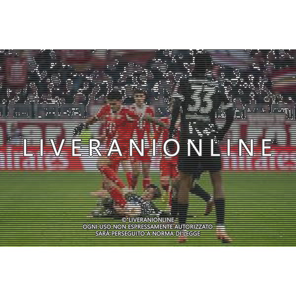 Luis Diaz #14 (FC Bayern Muenchen) im Zweikampf mit Yuito Suzuki #14 (SC Freiburg), FC Bayern Muenchen - SC Freiburg, Fussball, Bundesliga, 11. Spieltag, 22.11.2025 DFB regulations prohibit any use of photographs as image sequences and/or quasi-video / action press AG KARMAPRESS-AG ALDO LIVERANI SAS