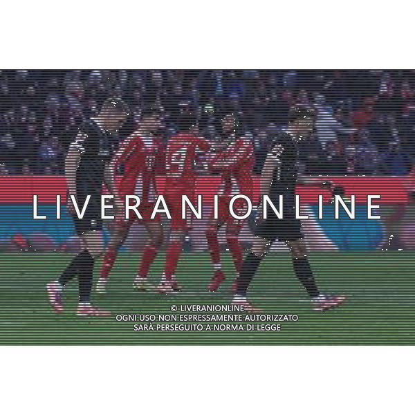 Torjubel der Mannschaft (FC Bayern Muenchen) nach dem 2:2 durch Michael Olise #17 (FC Bayern Muenchen), enttaeuschte Freiburger, FC Bayern Muenchen vs. SC Freiburg, Fussball, Bundesliga, DFL, Saison 2025/2026, Hinrunde, 22.11.2025 DFB regulations prohibit any use of photographs as image sequences and/or quasi-video / action press AG KARMAPRESS-AG ALDO LIVERANI SAS