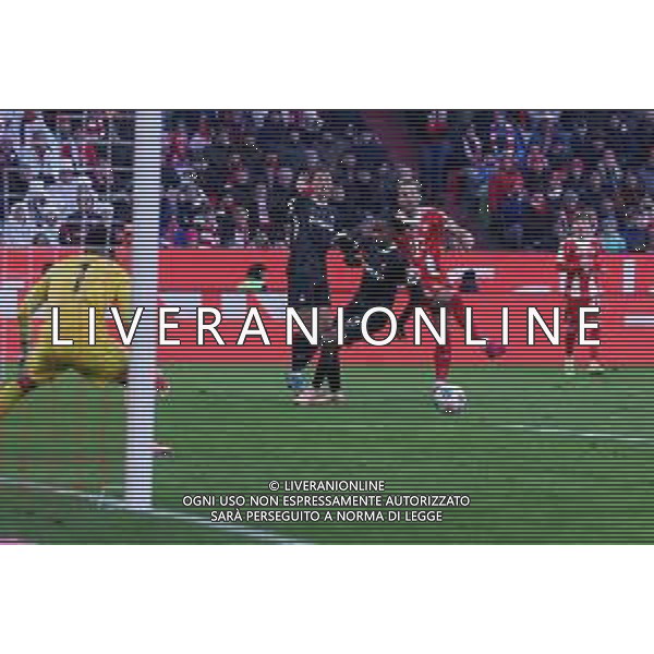 Harry Kane #9 (FC Bayern Muenchen) mit einer Hereingabe, FC Bayern Muenchen vs. SC Freiburg, Fussball, Bundesliga, DFL, Saison 2025/2026, Hinrunde, 22.11.2025 DFB regulations prohibit any use of photographs as image sequences and/or quasi-video / action press AG KARMAPRESS-AG ALDO LIVERANI SAS