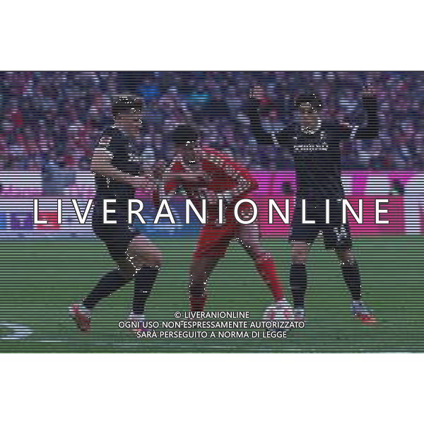 Alexandar Pavlovic #45 (FC Bayern Muenchen) setzt sich gegen Philipp Treu #29 (SC Freiburg) durch, mit Yuito Suzuki #14 (SC Freiburg), FC Bayern Muenchen vs. SC Freiburg, Fussball, Bundesliga, DFL, Saison 2025/2026, Hinrunde, 22.11.2025 DFB regulations prohibit any use of photographs as image sequences and/or quasi-video / action press AG KARMAPRESS-AG ALDO LIVERANI SAS