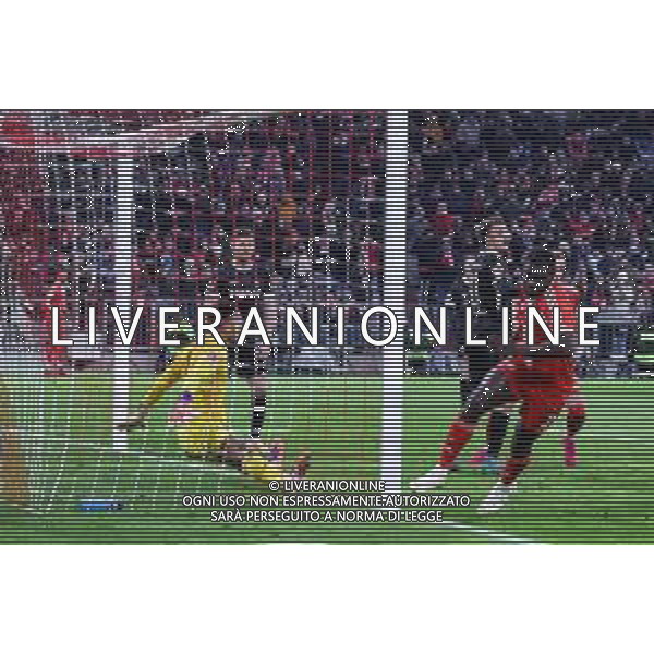 Dayot Upamecano #2 (FC Bayern Muenchen) mit dem 3:2, Jubel, Noah Atubolu #1 (SC Freiburg) ohne Chance, FC Bayern Muenchen vs. SC Freiburg, Fussball, Bundesliga, DFL, Saison 2025/2026, Hinrunde, 22.11.2025 DFB regulations prohibit any use of photographs as image sequences and/or quasi-video / action press AG KARMAPRESS-AG ALDO LIVERANI SAS