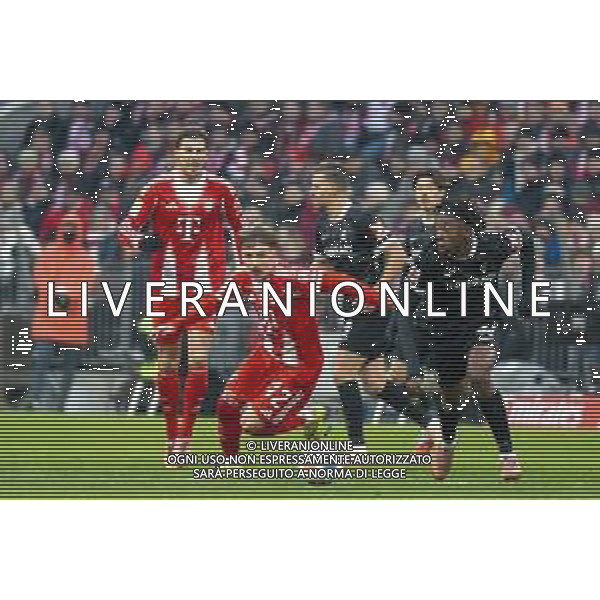 Karl Lennart #42 (FC Bayern Muenchen) im Zweikampf mit Johan Manzambi #44 (SC Freiburg), FC Bayern Muenchen - SC Freiburg, Fussball, Bundesliga, 11. Spieltag, 22.11.2025 DFB regulations prohibit any use of photographs as image sequences and/or quasi-video / action press AG KARMAPRESS-AG ALDO LIVERANI SAS