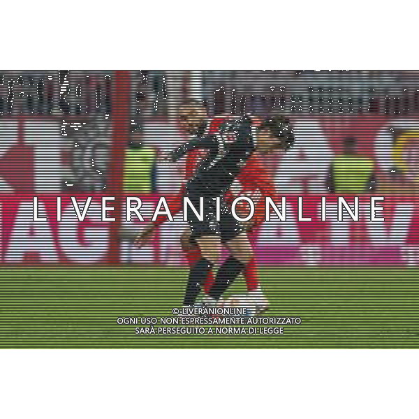 Jonathan Tah #4 (FC Bayern Muenchen) im Zweikampf mit Yuito Suzuki #14 (SC Freiburg), FC Bayern Muenchen - SC Freiburg, Fussball, Bundesliga, 11. Spieltag, 22.11.2025 DFB regulations prohibit any use of photographs as image sequences and/or quasi-video / action press AG KARMAPRESS-AG ALDO LIVERANI SAS