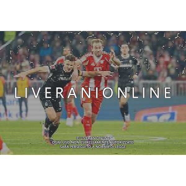 Patrick Osterhage #6 (SC Freiburg) im Zweikampf mit Harry Kane #9 (FC Bayern Muenchen), FC Bayern Muenchen - SC Freiburg, Fussball, Bundesliga, 11. Spieltag, 22.11.2025 DFB regulations prohibit any use of photographs as image sequences and/or quasi-video / action press AG KARMAPRESS-AG ALDO LIVERANI SAS