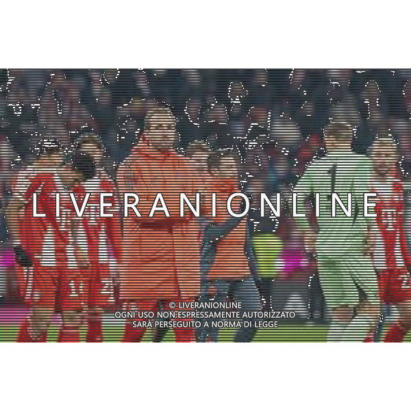 Harry Kane #9 (FC Bayern Muenchen) bei den Fans, FC Bayern Muenchen - SC Freiburg, Fussball, Bundesliga, 11. Spieltag, 22.11.2025 DFB regulations prohibit any use of photographs as image sequences and/or quasi-video / action press AG KARMAPRESS-AG ALDO LIVERANI SAS