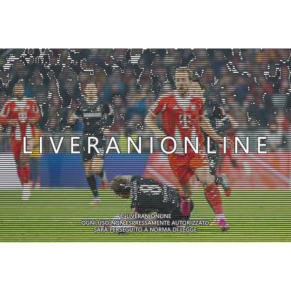 Patrick Osterhage #6 (SC Freiburg) im Zweikampf mit Harry Kane #9 (FC Bayern Muenchen), FC Bayern Muenchen - SC Freiburg, Fussball, Bundesliga, 11. Spieltag, 22.11.2025 DFB regulations prohibit any use of photographs as image sequences and/or quasi-video / action press AG KARMAPRESS-AG ALDO LIVERANI SAS