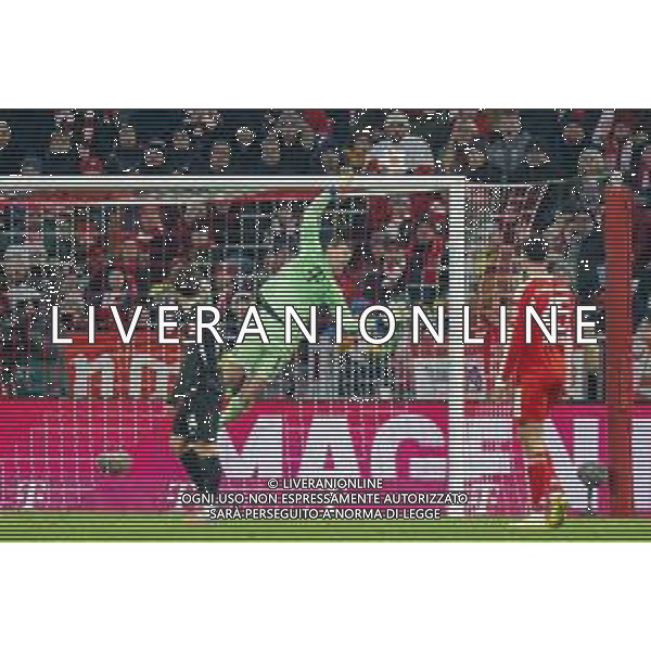 Manuel Neuer #1 (FC Bayern Muenchen) wehrt den Ball ab, hebt den Ball uebers Tor, FC Bayern Muenchen - SC Freiburg, Fussball, Bundesliga, 11. Spieltag, 22.11.2025 DFB regulations prohibit any use of photographs as image sequences and/or quasi-video / action press AG KARMAPRESS-AG ALDO LIVERANI SAS