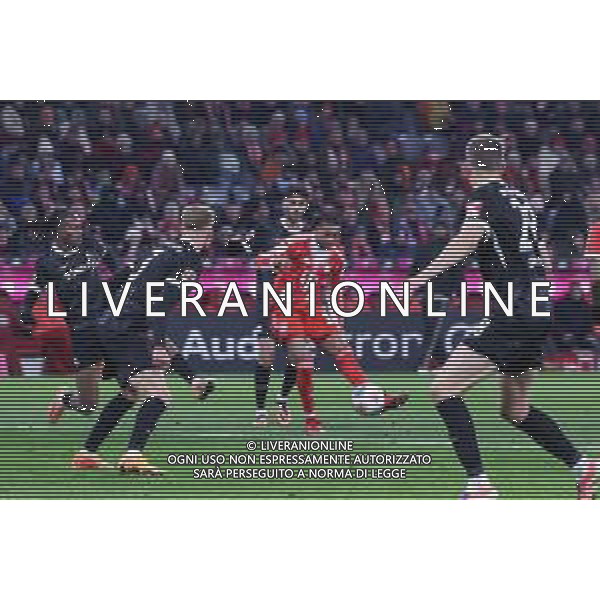 Michael Olise #17 (FC Bayern Muenchen) mit dem Schuss, der zum 6:2 fuehrt, FC Bayern Muenchen vs. SC Freiburg, Fussball, Bundesliga, DFL, Saison 2025/2026, Hinrunde, 22.11.2025 DFB regulations prohibit any use of photographs as image sequences and/or quasi-video / action press AG KARMAPRESS-AG ALDO LIVERANI SAS