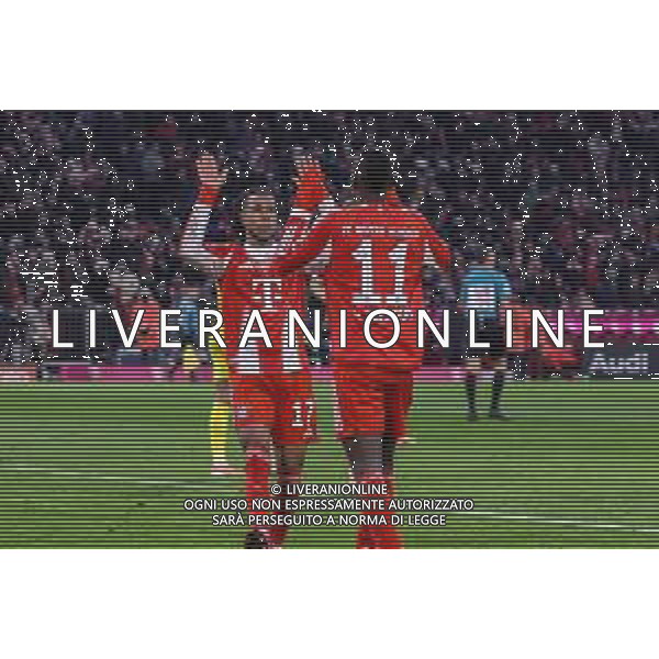 Michael Olise #17 (FC Bayern Muenchen) jubelt mit Nicolas Jackson #11 (FC Bayern Muenchen) zu dessen Tor zum 5:2, FC Bayern Muenchen vs. SC Freiburg, Fussball, Bundesliga, DFL, Saison 2025/2026, Hinrunde, 22.11.2025 DFB regulations prohibit any use of photographs as image sequences and/or quasi-video / action press AG KARMAPRESS-AG ALDO LIVERANI SAS