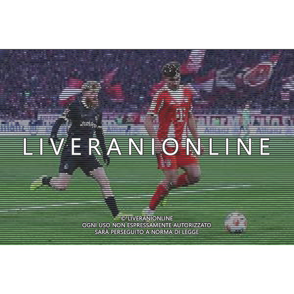 Jan-Niklas Beste #19 (SC Freiburg), links, und Tom Bischof #20 (FC Bayern Muenchen) im Zweikampf, Aktion, FC Bayern Muenchen vs. SC Freiburg, Fussball, Bundesliga, DFL, Saison 2025/2026, Hinrunde, 22.11.2025 DFB regulations prohibit any use of photographs as image sequences and/or quasi-video / action press AG KARMAPRESS-AG ALDO LIVERANI SAS