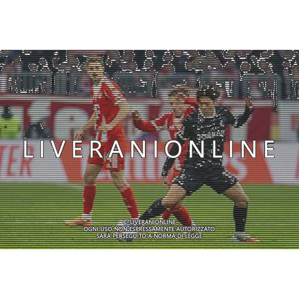 Karl Lennart #42 (FC Bayern Muenchen) im Zweikampf mit Yuito Suzuki #14 (SC Freiburg), FC Bayern Muenchen - SC Freiburg, Fussball, Bundesliga, 11. Spieltag, 22.11.2025 DFB regulations prohibit any use of photographs as image sequences and/or quasi-video / action press AG KARMAPRESS-AG ALDO LIVERANI SAS