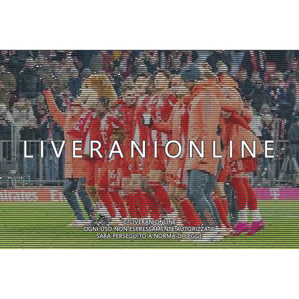 FC Bayern Muenchen bei den Fans, FC Bayern Muenchen - SC Freiburg, Fussball, Bundesliga, 11. Spieltag, 22.11.2025 DFB regulations prohibit any use of photographs as image sequences and/or quasi-video / action press AG KARMAPRESS-AG ALDO LIVERANI SAS