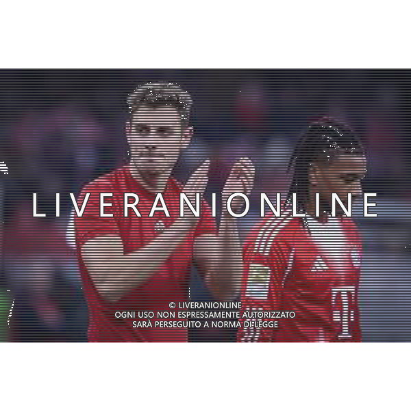 Josip Stanisic #44 (FC Bayern Muenchen) und Michael Olise #17 (FC Bayern Muenchen) zufrieden bei den Fans, FC Bayern Muenchen vs. SC Freiburg, Fussball, Bundesliga, DFL, Saison 2025/2026, Hinrunde, 22.11.2025 DFB regulations prohibit any use of photographs as image sequences and/or quasi-video / action press AG KARMAPRESS-AG ALDO LIVERANI SAS