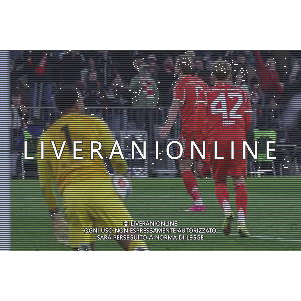 Jubel bei Harry Kane #9 (FC Bayern Muenchen) und Lennart Karl #42 (FC Bayern Muenchen) nqch dem Tor zum 4:2, Enttaeuschung bei Noah Atubolu #1 (SC Freiburg), FC Bayern Muenchen vs. SC Freiburg, Fussball, Bundesliga, DFL, Saison 2025/2026, Hinrunde, 22.11.2025 DFB regulations prohibit any use of photographs as image sequences and/or quasi-video / action press AG KARMAPRESS-AG ALDO LIVERANI SAS