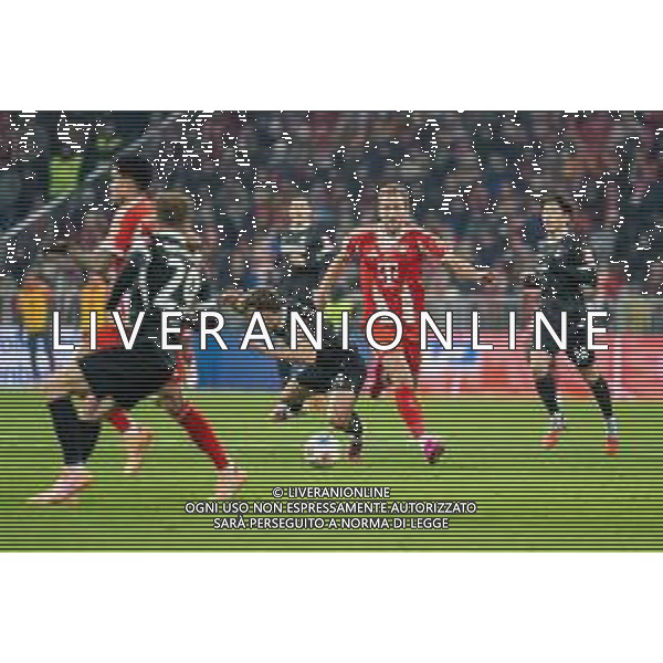 Patrick Osterhage #6 (SC Freiburg) im Zweikampf mit Harry Kane #9 (FC Bayern Muenchen), FC Bayern Muenchen - SC Freiburg, Fussball, Bundesliga, 11. Spieltag, 22.11.2025 DFB regulations prohibit any use of photographs as image sequences and/or quasi-video / action press AG KARMAPRESS-AG ALDO LIVERANI SAS