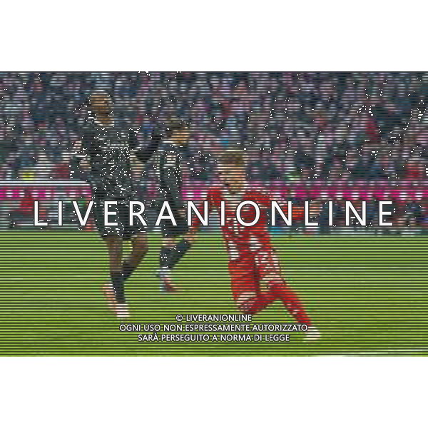 Torjubel zum 1:2, Karl Lennart #42 (FC Bayern Muenchen), enttaeuschter Jordy Makengo #33 (SC Freiburg), FC Bayern Muenchen - SC Freiburg, Fussball, Bundesliga, 11. Spieltag, 22.11.2025 DFB regulations prohibit any use of photographs as image sequences and/or quasi-video / action press AG KARMAPRESS-AG ALDO LIVERANI SAS