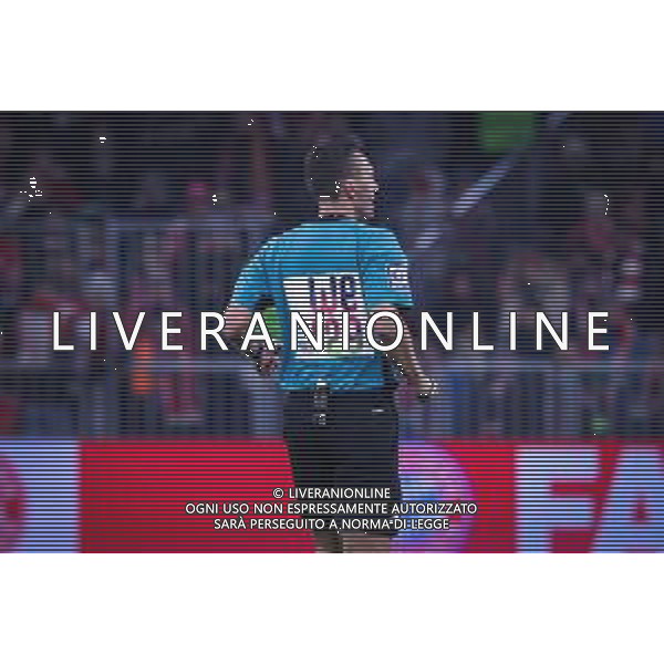Referee / Schiedsrichter Sven Jablonski mit der Sonderbeflockung fuer die Kandidatur Deutschlands fuer die Frauen-Fussball-EM 2029, FC Bayern Muenchen vs. SC Freiburg, Fussball, Bundesliga, DFL, Saison 2025/2026, Hinrunde, 22.11.2025 DFB regulations prohibit any use of photographs as image sequences and/or quasi-video / action press AG KARMAPRESS-AG ALDO LIVERANI SAS