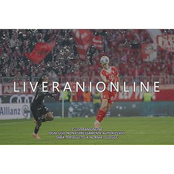 Karl Lennart #42 (FC Bayern Muenchen) Kopfball, FC Bayern Muenchen - SC Freiburg, Fussball, Bundesliga, 11. Spieltag, 22.11.2025 DFB regulations prohibit any use of photographs as image sequences and/or quasi-video / action press AG KARMAPRESS-AG ALDO LIVERANI SAS