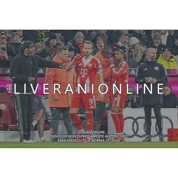 Cheftrainer Vincent Kompany (FC Bayern Muenchen) spricht mit Harry Kane #9 (FC Bayern Muenchen), FC Bayern Muenchen - SC Freiburg, Fussball, Bundesliga, 11. Spieltag, 22.11.2025 DFB regulations prohibit any use of photographs as image sequences and/or quasi-video / action press AG KARMAPRESS-AG ALDO LIVERANI SAS