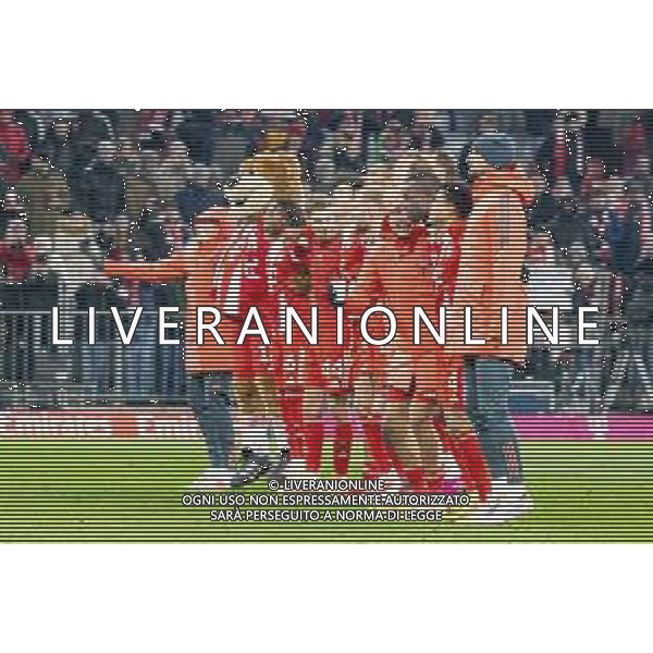 FC Bayern Muenchen bei den Fans, FC Bayern Muenchen - SC Freiburg, Fussball, Bundesliga, 11. Spieltag, 22.11.2025 DFB regulations prohibit any use of photographs as image sequences and/or quasi-video / action press AG KARMAPRESS-AG ALDO LIVERANI SAS