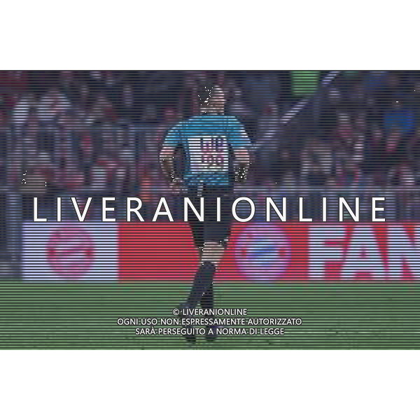 Referee / Schiedsrichter Sven Jablonski mit der Sonderbeflockung fuer die Kandidatur Deutschlands fuer die Frauen-Fussball-EM 2029, FC Bayern Muenchen vs. SC Freiburg, Fussball, Bundesliga, DFL, Saison 2025/2026, Hinrunde, 22.11.2025 DFB regulations prohibit any use of photographs as image sequences and/or quasi-video / action press AG KARMAPRESS-AG ALDO LIVERANI SAS