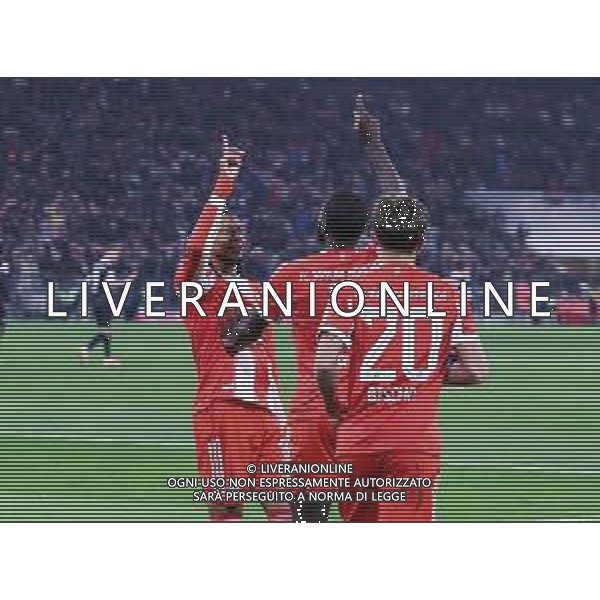 Michael Olise #17 (FC Bayern Muenchen) und Dayot Upamecano #2 (FC Bayern Muenchen) mit einem Gruss nach oben, Jubel zum 3:2, FC Bayern Muenchen vs. SC Freiburg, Fussball, Bundesliga, DFL, Saison 2025/2026, Hinrunde, 22.11.2025 DFB regulations prohibit any use of photographs as image sequences and/or quasi-video / action press AG KARMAPRESS-AG ALDO LIVERANI SAS
