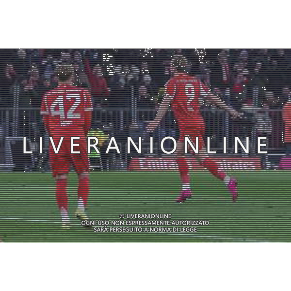Jubel bei Harry Kane #9 (FC Bayern Muenchen) nach dem Tor zum 4:2, mit Lennart Karl #42 (FC Bayern Muenchen), FC Bayern Muenchen vs. SC Freiburg, Fussball, Bundesliga, DFL, Saison 2025/2026, Hinrunde, 22.11.2025 DFB regulations prohibit any use of photographs as image sequences and/or quasi-video / action press AG KARMAPRESS-AG ALDO LIVERANI SAS