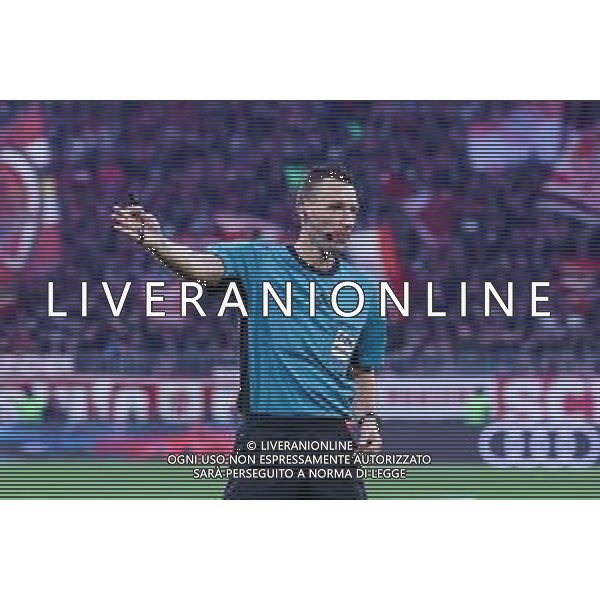 Referee / Schiedsrichter Sven Jablonski gestikuliert, FC Bayern Muenchen vs. SC Freiburg, Fussball, Bundesliga, DFL, Saison 2025/2026, Hinrunde, 22.11.2025 DFB regulations prohibit any use of photographs as image sequences and/or quasi-video / action press AG KARMAPRESS-AG ALDO LIVERANI SAS