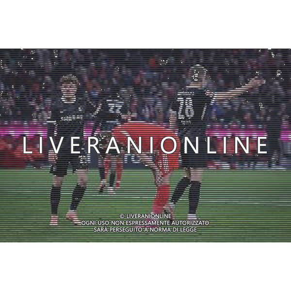 Enttaeuschung, Frust bei Harry Kane #9 (FC Bayern Muenchen) nach einer vergebenen Chance, mit Philipp Treu #29 (SC Freiburg) und Matthias Ginter #28 (SC Freiburg), FC Bayern Muenchen vs. SC Freiburg, Fussball, Bundesliga, DFL, Saison 2025/2026, Hinrunde, 22.11.2025 DFB regulations prohibit any use of photographs as image sequences and/or quasi-video / action press AG KARMAPRESS-AG ALDO LIVERANI SAS