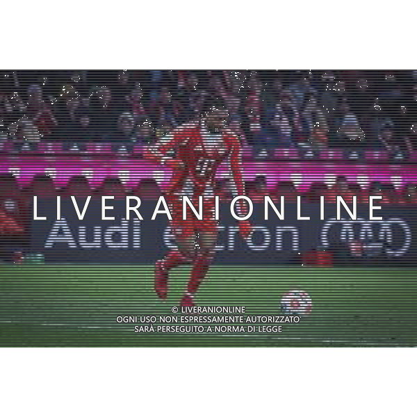 Michael Olise #17 (FC Bayern Muenchen) setzt zu einem Schuss an, FC Bayern Muenchen vs. SC Freiburg, Fussball, Bundesliga, DFL, Saison 2025/2026, Hinrunde, 22.11.2025 DFB regulations prohibit any use of photographs as image sequences and/or quasi-video / action press AG KARMAPRESS-AG ALDO LIVERANI SAS