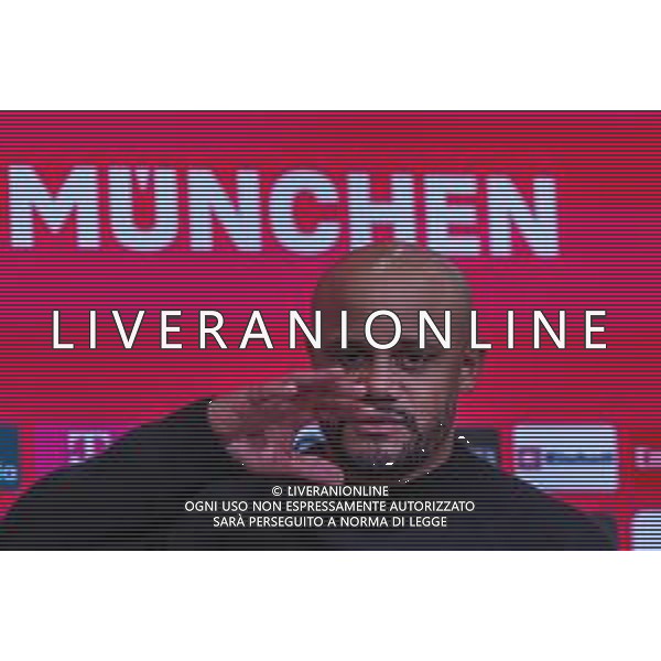 Chef-Trainer Vincent Kompany (FC Bayern Muenchen) auf der Pressekonferenz, gestikuliert, FC Bayern Muenchen vs. SC Freiburg, Fussball, Bundesliga, DFL, Saison 2025/2026, Hinrunde, 22.11.2025 DFB regulations prohibit any use of photographs as image sequences and/or quasi-video / action press AG KARMAPRESS-AG ALDO LIVERANI SAS