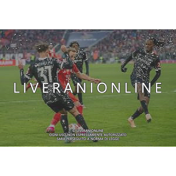 Harry Kane #9 (FC Bayern Muenchen) im Zweikampf mit Max Rosenfelder #37 (SC Freiburg), FC Bayern Muenchen - SC Freiburg, Fussball, Bundesliga, 11. Spieltag, 22.11.2025 DFB regulations prohibit any use of photographs as image sequences and/or quasi-video / action press AG KARMAPRESS-AG ALDO LIVERANI SAS