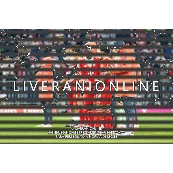 FC Bayern Muenchen bei den Fans, FC Bayern Muenchen - SC Freiburg, Fussball, Bundesliga, 11. Spieltag, 22.11.2025 DFB regulations prohibit any use of photographs as image sequences and/or quasi-video / action press AG KARMAPRESS-AG ALDO LIVERANI SAS