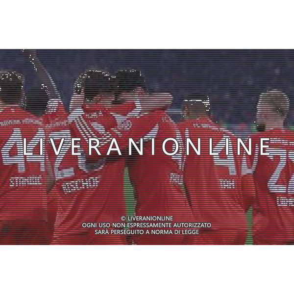 Tom Bischof #20 (FC Bayern Muenchen) und Alexandar Pavlovic #45 (FC Bayern Muenchen) jubeln innig nach dem 3:2, FC Bayern Muenchen vs. SC Freiburg, Fussball, Bundesliga, DFL, Saison 2025/2026, Hinrunde, 22.11.2025 DFB regulations prohibit any use of photographs as image sequences and/or quasi-video / action press AG KARMAPRESS-AG ALDO LIVERANI SAS