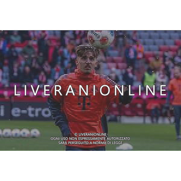 Lennart Karl #42 (FC Bayern Muenchen) beim warm-up, FC Bayern Muenchen vs. SC Freiburg, Fussball, Bundesliga, DFL, Saison 2025/2026, Hinrunde, 22.11.2025 DFB regulations prohibit any use of photographs as image sequences and/or quasi-video / action press AG KARMAPRESS-AG ALDO LIVERANI SAS