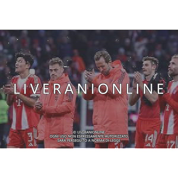 Min-jae Kim #3 (FC Bayern Muenchen), Joshua Kimmich #6 (FC Bayern Muenchen), Harry Kane #9 (FC Bayern Muenchen), Josip Stanisic #44 (FC Bayern Muenchen) und Konrad Laimer #27 (FC Bayern Muenchen) jubeln mit den Fans, FC Bayern Muenchen vs. SC Freiburg, Fussball, Bundesliga, DFL, Saison 2025/2026, Hinrunde, 22.11.2025 DFB regulations prohibit any use of photographs as image sequences and/or quasi-video / action press AG KARMAPRESS-AG ALDO LIVERANI SAS