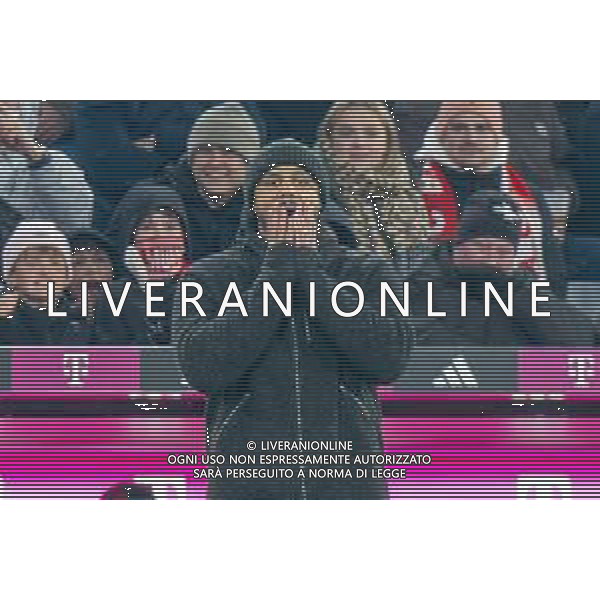 Cheftrainer Vincent Kompany (FC Bayern Muenchen) haelt die Haende vor den Mund, FC Bayern Muenchen - SC Freiburg, Fussball, Bundesliga, 11. Spieltag, 22.11.2025 DFB regulations prohibit any use of photographs as image sequences and/or quasi-video / action press AG KARMAPRESS-AG ALDO LIVERANI SAS
