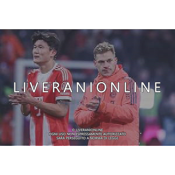 Schlussjubel bei den Fans nach dem Heimsieg von Min-jae Kim #3 (FC Bayern Muenchen) und Joshua Kimmich #6 (FC Bayern Muenchen), FC Bayern Muenchen vs. SC Freiburg, Fussball, Bundesliga, DFL, Saison 2025/2026, Hinrunde, 22.11.2025 DFB regulations prohibit any use of photographs as image sequences and/or quasi-video / action press AG KARMAPRESS-AG ALDO LIVERANI SAS